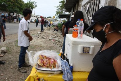 Pese a al prohibición de ventas ambulabtes, afuera de los recintos electorales se vendió un  poco de todo.