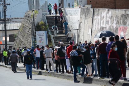 Las filas se extienden hasta por 10 cuadras alrededor de los recintos electorales