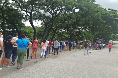 Las personas hacian filas de casi un kilometro. No todos respetaban el distanciamiento.