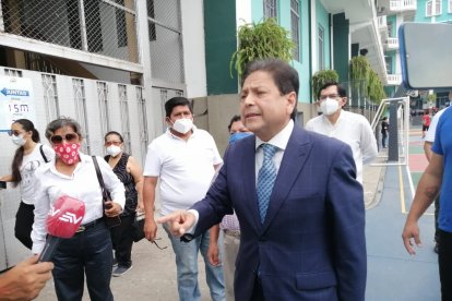 Carlos Sagnay fue vestido de terno.
