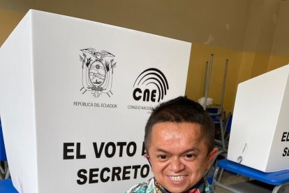 Jorgito votó en el Sur de Guayaquil. Acudió en compañía de su mánager.