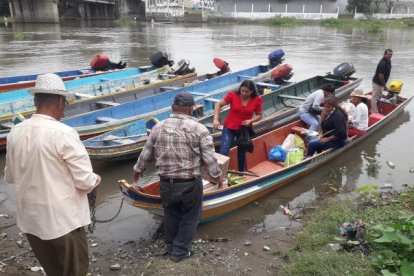 Los habitantes de algunos recintos de Daule se movilizaron en canoas hacia sus recintos electorales.