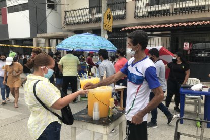 Galo Proaño prepara el tercer balde de jugo de naranja. En total ganó 75 dólares.