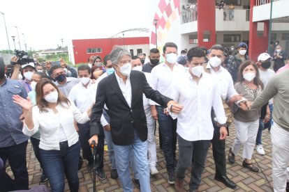 El candidato Guillermo Lasso llegó acompañado de su equipo.