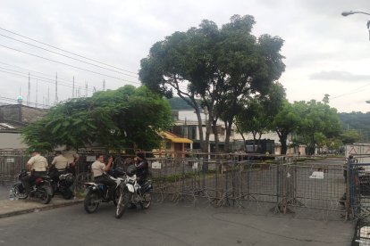 Policías y cercos de hierro esperan una posible llegada masiva de simpatizantes de los candidatos, en la Delegación Electoral.