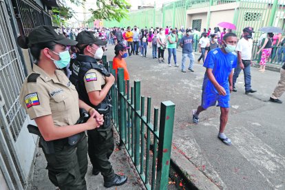 Policías resguardaron los exteriores de los recintos electorales, donde se observó mayor aglomeración de personas