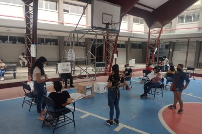 A la Universidad Laica, por la tarde, muchos electores llegaron con las justas a votar. En la mañana, en otros recintos electorales, sufragar tomó más de dos horas.