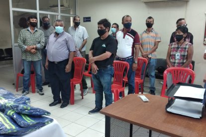 En el sector de Carchi y , distrito Garay, los moradores se reunieron con los policías comunitarios.