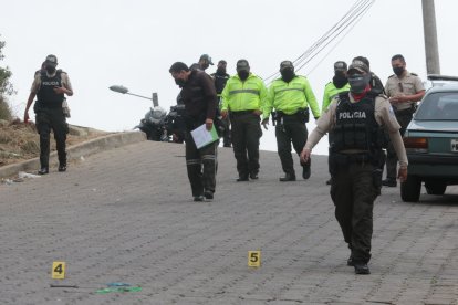 Miembros de la Policía hacen un 'barrido' de la zona. 





Agencia (ag-extra ag-expreso ag-quito)