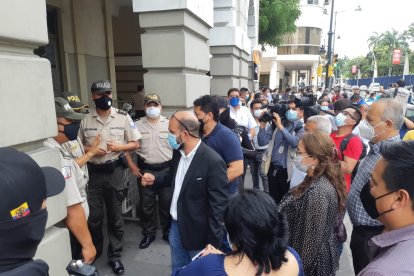 Transportistas acudieron a la Gobernación del Guayas para reunirse con las autoridades.Ellos esperaban una respuesta en los bajos de la entidad.