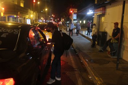 En las calles de la urbe, los transeúntes intentaban tomar taxis para poder movilizarse a sus respectivos sitios de destino.