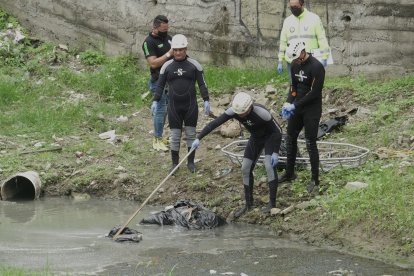 Los restos fueron encontrados envueltos en fundas plásticas y con cinta de embalaje. Personal del GIR los retiró de la zanja.