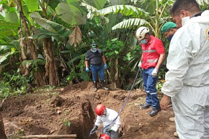 Desde la tarde del lunes se pusieron a cavar en el pozo y un hedor les hizo pensar en lo peor.