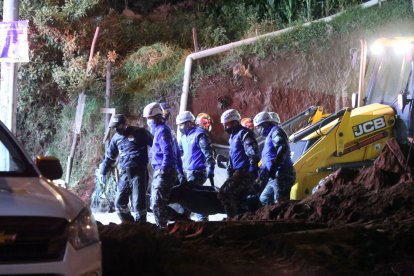 El último cuerpo fue extraído a las 02:30 de ayer. Los rescatistas tuvieron que remover los escombros con maquinaria pesada.