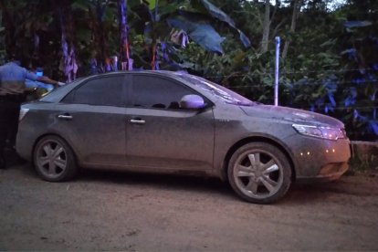 Dos cadáveres fueron encontrados en el vehículo.