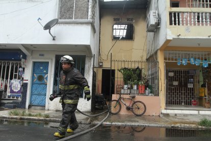 El fuego inició en otra vivienda y la casa de la gráfica se contaminó por las llamas desde el patio.