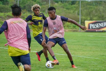 Los jugadores de Delfín buscan puesto en el once de Paúl Vélez