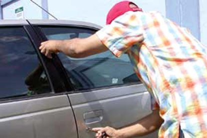 Un nombre fue víctima de un robo al tratar de vender su carro.