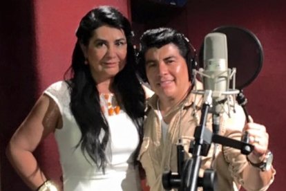 Eva Ovideo junto a Gerardo Morán. Ella iba a venir el año pasado a hacer la donación de su cabello pero la pandemia se lo impidió