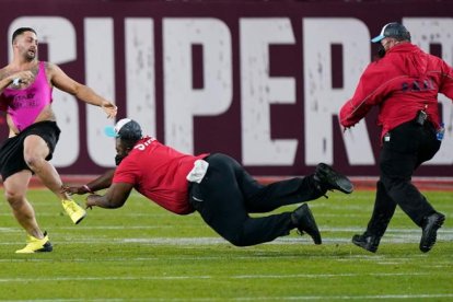 Yuri Andrade (i) fue el aficionado que invadió el campo donde se disputó el Super Bowl 2021.