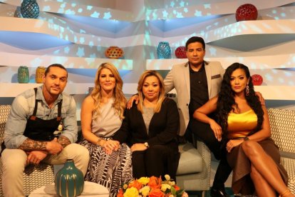 La directora del programa Betty Mata con los presentadores.