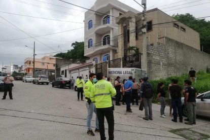 Policía de la Dinased y Criminalística llegaron al sitio para levantar indicios.