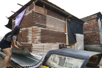 La mayor parte de la estructura de la vivienda está construida de planchas de zinc, donadas por personas.