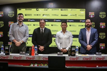 El jugador torero junto al presidente del club y otros dirigentes tras la firma de la renovación. El Pony está en Barcelona desde 2009.