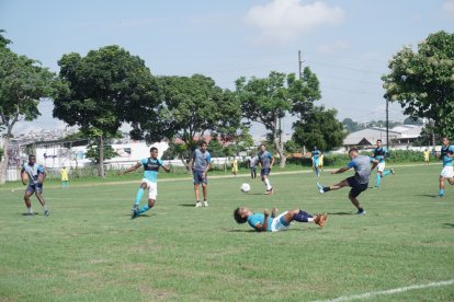 Los jugadores del Nueve de Octubre listos para su debut en la Serie A