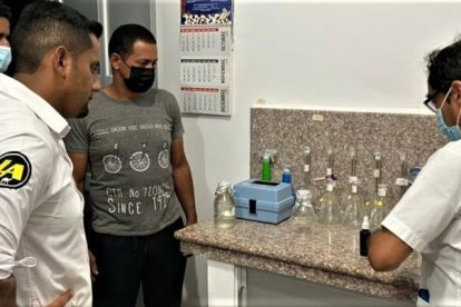 Técnicos revisan las muestras de agua en Santa Rosa, para determinar qué pudo haberla contaminado.