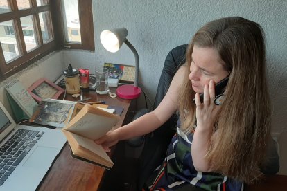 Liset Lantigua lee libros por teléfono como parte de un proyecto de la Red de Bibliotecas Municipales. Ha acompañada a muchas familias durante la pandemia.