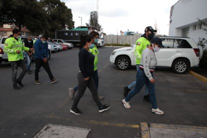 Todos los detenidos son extranjeros. Utilizaban un arma de fuego para intimidar a sus víctimas.