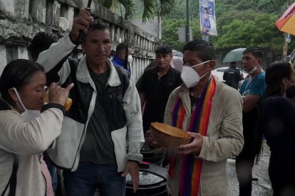 Marina Illanes se dispone a tomar un sorbo de la chicha que trajeron 
desde su tierra natal.