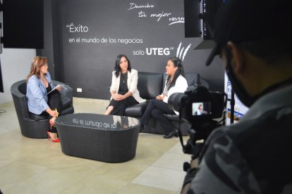 Silvia Fabara (i) dialoga con Cindy Heredia y Yoskira Cordero, panelistas en el programa que trató sobre Educación Básica.