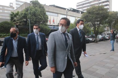 Freddy Intriago, defensor público, llegó a la Fiscalía a las 10:30 del 12 de febrero.