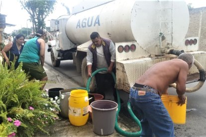 De los cantones aledaños distribuían agua a Santa Rosa.