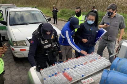Se encontraron más de cincuenta botellas de alcohol artesanal.