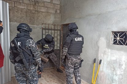 La Policía utilizó combos para romper las puertas e ingresar a las viviendasa allanadas.