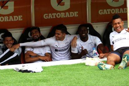 El paraguayo Luis Amarilla (c) es una de las dos caras nuevas con las que cuentan los universitarios para esta temporada.