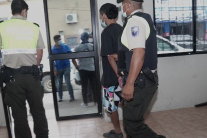 Los dos jóvenes que fueron capturados junto a Cara de niño. La moto en la que iban.