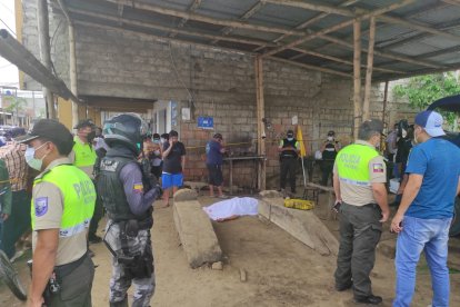 Conmoción causó la balacera que dejó un acribillado. La policía llegó para iniciar investigaciones.