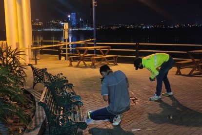 El ataque ocurrió en el malecón Alfredo Palacio. Agentes policiales llegaron al sitio para investigar el hecho.