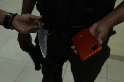 El detenido tenía en su poder el celular que sustrajo y el cuchillo con el que intimidó a la perjudicada.