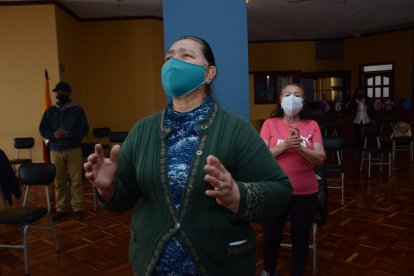 Adultas mayores rezan con entusiasmo y devoción las plegarias.