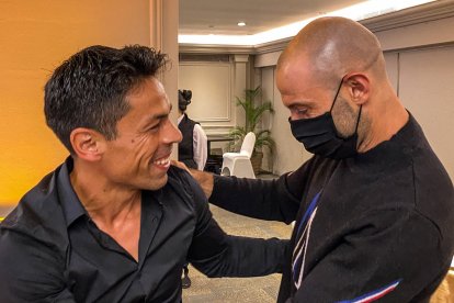 Javier Mascherano y Matías Oyola se saludaron con un abrazo y tuvieron una breve charla.