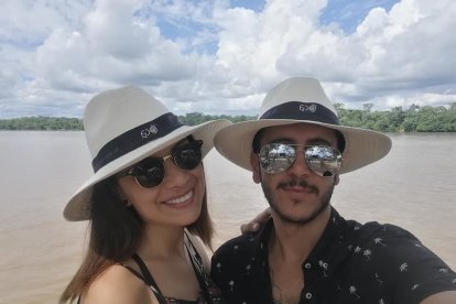 Tello junto a su novia, de quien dice estar más que enamorado.