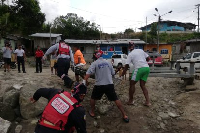 Rescatistas del Cuerpo de Bomberos de Esmeraldas ayudaron con las tareas de búsqueda, encabezadas por parientes de las víctimas.