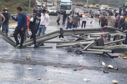 El tránsito se cerró por más de una hora en el paso lateral.