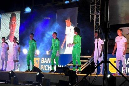 El plantel de Liga de Quito fue presentando en la cancha del estadio Rodrigo Paz.