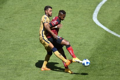 Michael Estrada (rojo) fue titular en la victoria del Toluca, ante Pumas.